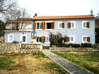 KOSTRENA, kuća za najam s velikom okućnicom i pogledom na more