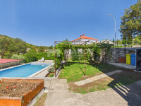 KRALJEVICA, KRIŽIŠĆE – Samostojeća kuća s 2 2S+DB stana, bazenom, posl