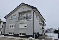 Krasna obiteljska kuća s velikim poslovnim prostorom