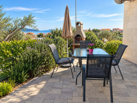 Krk, apartman 49 m2, terasa i vrt