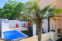 KRK, DOBRINJ – KUĆA S BAZENOM I 2 ZASEBNA STANA