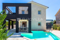 Krk, Dobrinj, moderna dvojna kuća s bazenom i saunom 107 m², okućnica