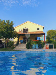 KRK GOSTINJAC, kuća s bazenom i okućnicom