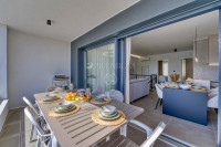 Krk, moderan apartman s bazenom i wellnessom, pogledom na more!