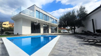 Krk, okolica, namještena samostojeća kuća s bazenom!