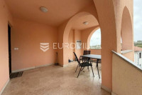 Krk, uređen dvosoban apartman blizu mora, terasa s pogledom