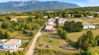 Kršan, okolica, atraktivno zemljište s dozvolom za kuću s bazenom