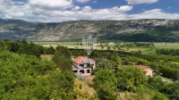 Kršan, okolica, obiteljska kuća s dvije stambene jedinice i velikom gr