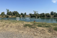 Kruševica, poslovna zgrada uz jezero