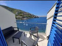 Kuća 1. red uz more u Starigradu – prilika za investiciju!