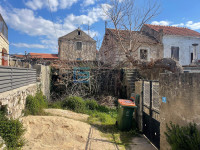 Kuća 100 m2 PRODAJA Pašman, centar mjesta, za obnovu, vrt, 150 m od mo