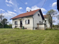Kuća 100m2 i gospodarske zgrade 156m2, u okolici Pisarovine