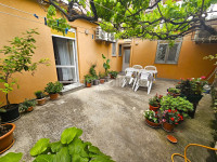 KUĆA SA 2 STAMBENE JEDINICE , 30 m2 DVORIŠTE, PVC , CENTRALNO, ŠIJANA