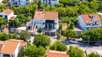 Kuća sa 2 stana i 2 garaže