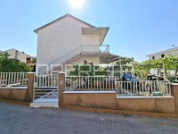 Kuća s 2 stana i dvorištem, 120m od mora- Brodarica- Šibenik