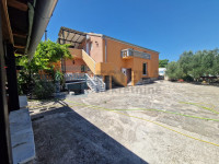 Kuća 350 m2 PRODAJA Donji Karin, 2 stana i pomoćna zgrada s 2 apartman