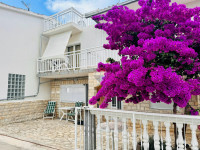 Kuća s 5 apartmana u blizini plaže! Investicijska prilika u Rogoznici