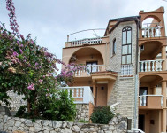 KUĆA sa 7 APARTMANA s prostranim parkingom - otvoreni pogled na more -