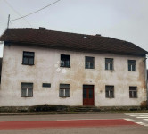 Kuća za adaptaciju u Drežnici sa 8 stanova