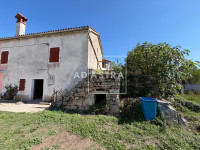 Kuća za adaptaciju + građevinsko zemljište 939 m2