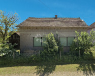 Kuća za adaptaciju sa građevinskom parcelom