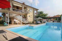 Kuća sa bazenom i 4 stambene jedinice - 600m od plaže