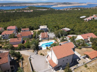 Kuća s bazenom i dvije garaže