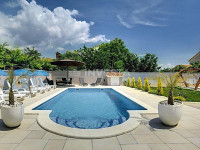 Kuća sa bazenom i prostranom okućnicom, blizu mora