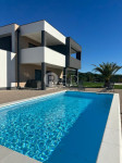 KUĆA S BAZENOM I TRI STAMBENE JEDINICE - NOVOGRADNJA U KAKMI, BIOGRAD