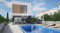 KUĆA S BAZENOM VODICE MORE 300m