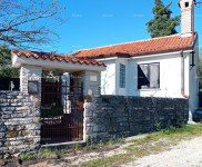 Kuća u blizini Oprtlja, s dvorištem i pogledom na prirodu