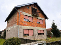 Kuća s brojnim gospodarskim objektima