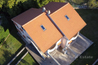 Kuća sa četiri apartmana i potkrovljem na mirnoj lokaciji
