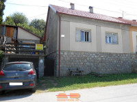 Kuća: Daruvar, useljiva, dijelom renovirana (novo krovište), dvorište!