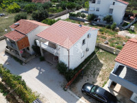Kuća s dva apartmana, 500 m od mora I Otok Vir