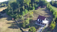 Kuća s dva pomoćna objekta i dva ribnjaka – prostrano imanje s pogledo