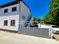 Kuća s dva stana 40 m2 i 30 m2, odvojeni ulazi, 300 m do mora, Ninske