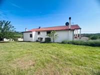 Prilika!Kuća s dva stana + 8153 okućnice - Buje