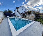 Kuća s dva stana i bazenom