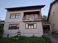 Kuća na Graberju, 260m2, 3 odvojena stana, 1200m od Črnomerca
