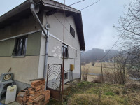 Seosko imanje sa kućom trokatnicom i 4.751m² građevinskog zemljišta!