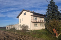 Prostrana kuća sa garažama i radionicom u Karlovcu