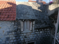 Kamena kuća:Centar,Lukšić, 67.00 m2, za renovaciju, 180 m od mora