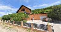 Kuća s konobom, garažom i velikom okučnicom, 130 m2, Otočac