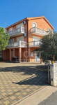 Kuća Kornić sa 3 apartmana i okućnicom i pogledom na more
