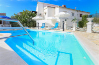 Kuća u mediteranskom stilu s bazenom i četiri apartmana