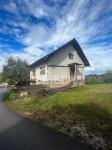 Kuća u okolici Karlovca za adaptaciju s velikom okućnicom