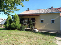 Kuća s okućnicom i pomoćnim objektima