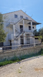 Kuća s okućnicom i vrtom u mirnoj ulici(Grad Korčula)