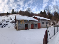 Kuća na osami s dozvolama za posao i stanovanje uz  izvorom vode
